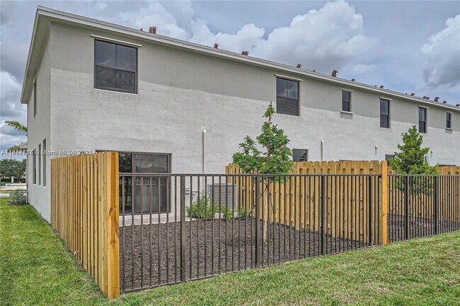 Building Photo - 409 NE 12th St