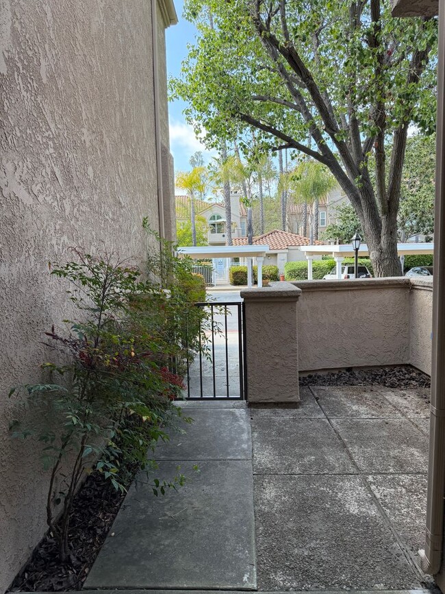 Building Photo - Beautiful 2 Bed, 2.5 Bath Two-Story Townho...
