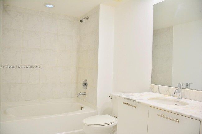 Building Photo - 950 Brickell Bay Dr