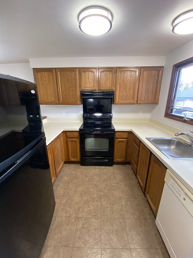 Building Photo - Well maintained (1) bedroom, (1) bathroom ...