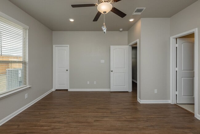 Building Photo - Bright & Cozy Duplex