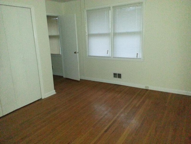 Building Photo - 2511 Waltham Dr NE