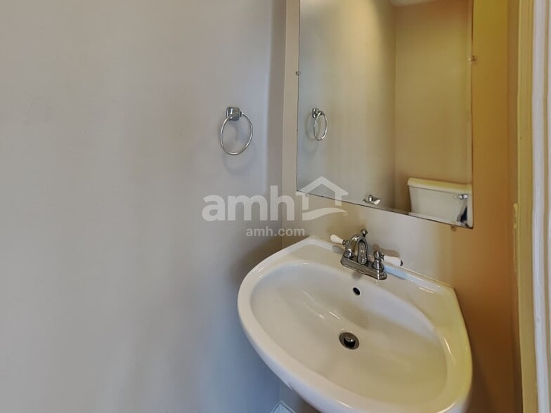 Building Photo - 450 Crested View Dr