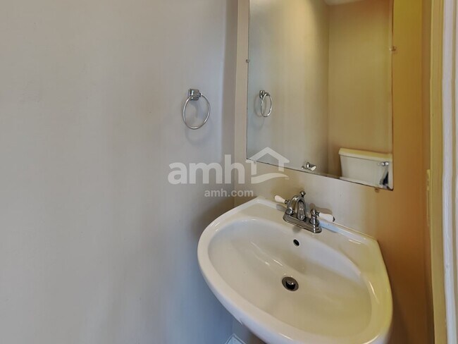 Building Photo - 450 Crested View Dr