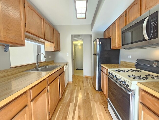 Building Photo - 475 Bridle Trail