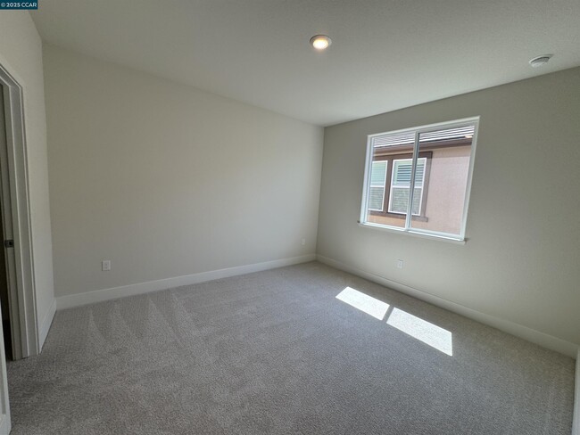 Building Photo - 140 Labrusca Dr