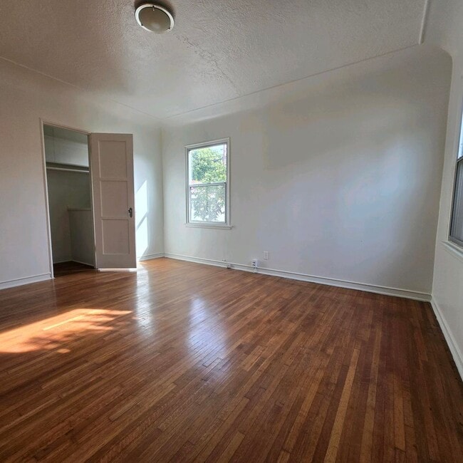 Building Photo - Large Fairfax area Lower Duplex