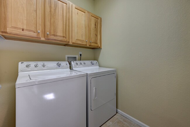 Building Photo - $2,675 - 2 Bed, 2 Bath Updated Condo in Hi...