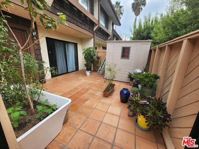 Building Photo - 601 S Van Ness Ave