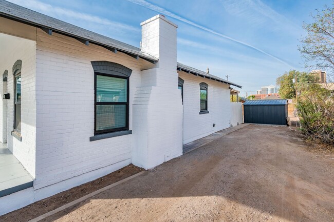 Building Photo - Remodeled Historic 2-bed Home Central Phx