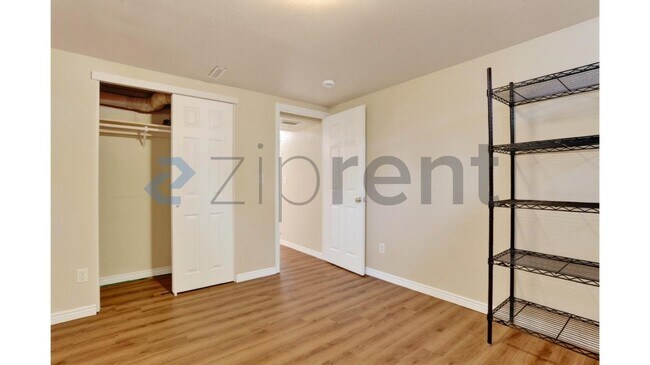 Building Photo - Unit