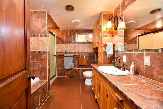 Building Photo - 4 Bedroom 2 Bathroom Home in Salem