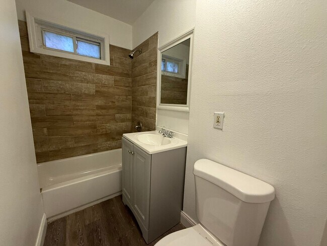 Building Photo - 122-124 Shultas Pl