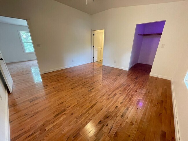 Building Photo - Big and Beautiful House with attached 1br ...