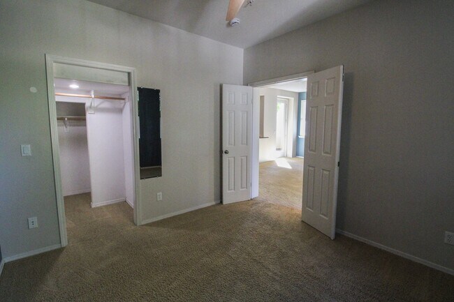 Building Photo - 4 bedroom 2.5 bathroom condo in Broad Street Village Complex