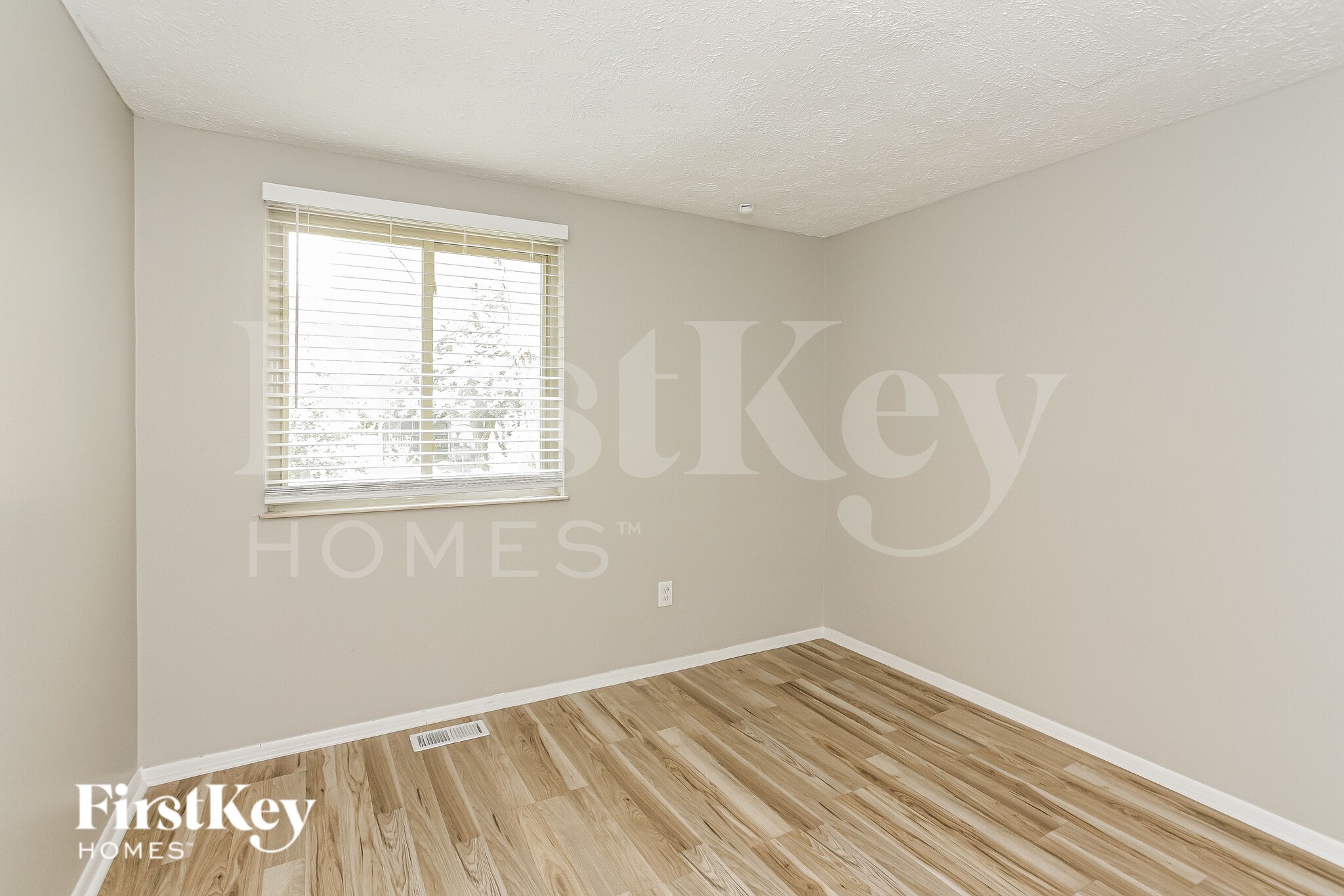 Building Photo - 910 Woodlark Dr