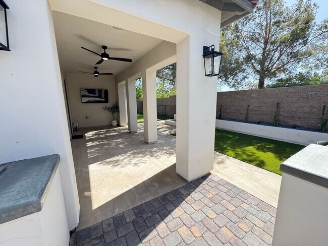 Building Photo - Southern Highlands Gem | 3 Bed, 2.5 Bath w...