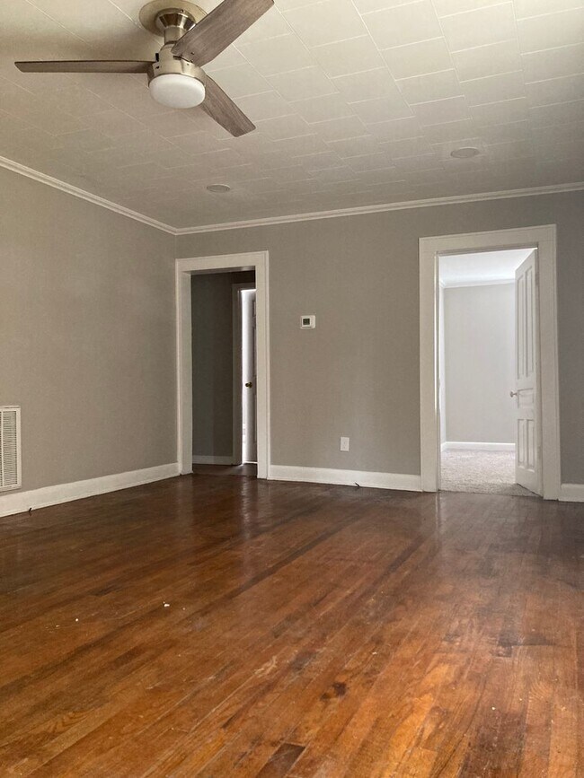 Building Photo - Super cute, newly renovated 3 bed, 1 bath ...