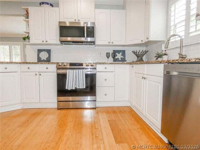 Building Photo - 765 SW Rustic Cir