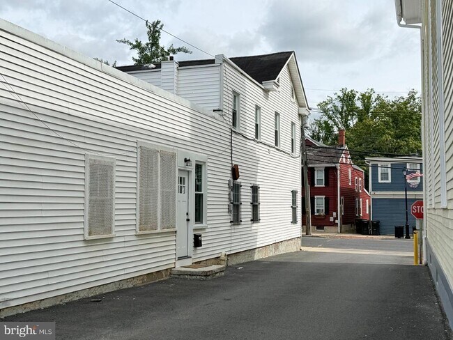 Building Photo - 12 N Main St