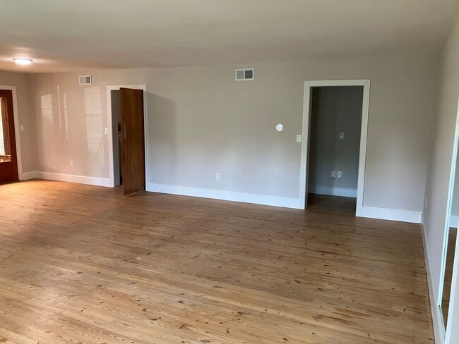 Building Photo - 3 BR/3 BA Home with Large Yard