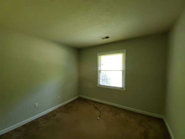 Building Photo - 3 Bedroom Home off WT Harris - in convenie...