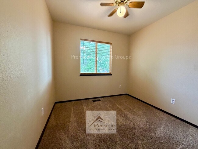 Building Photo - 1428 Coolcrest Dr