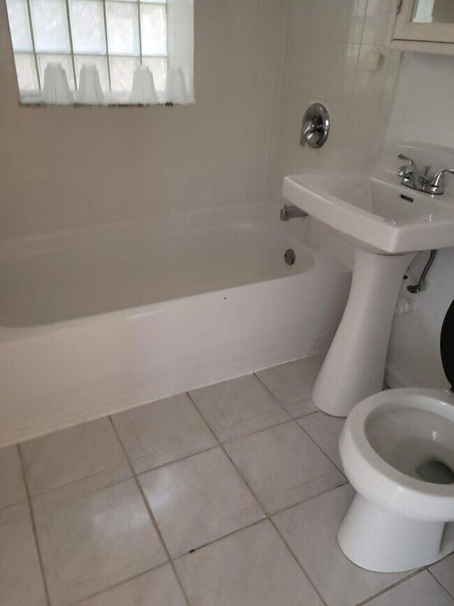 Building Photo - 2 bedroom in Chicago IL 60618