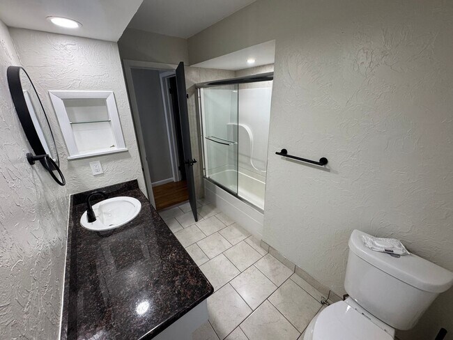 Building Photo - Charming 3BR Ground Floor Unit in South Euclid