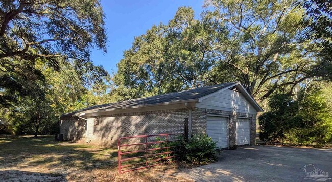 Building Photo - 1485 Pine Ln Dr