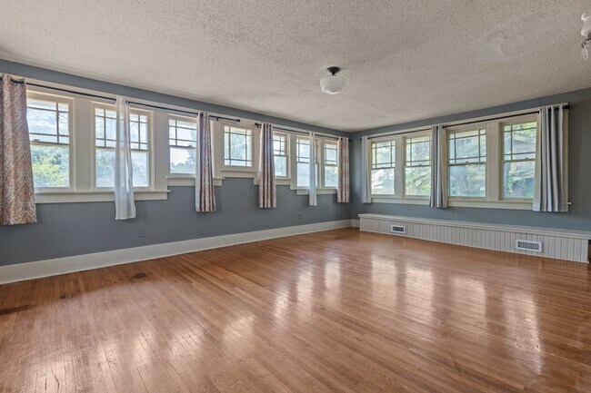 Building Photo - 1720 W 24th St