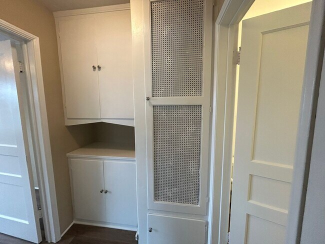 Building Photo - Vintage Charm in Cortez Hills!