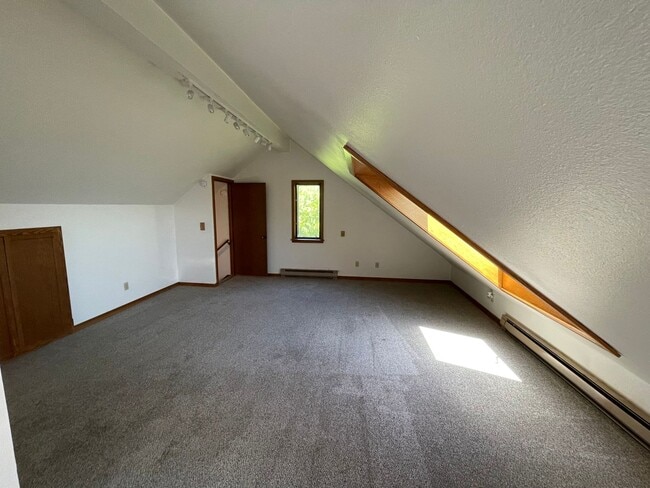 Building Photo - Lovely, Spacious Home with Stunning view o...