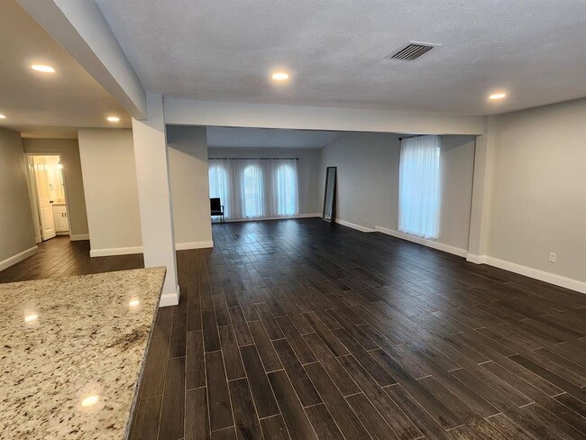 Building Photo - 2123 Quail Valley E Dr