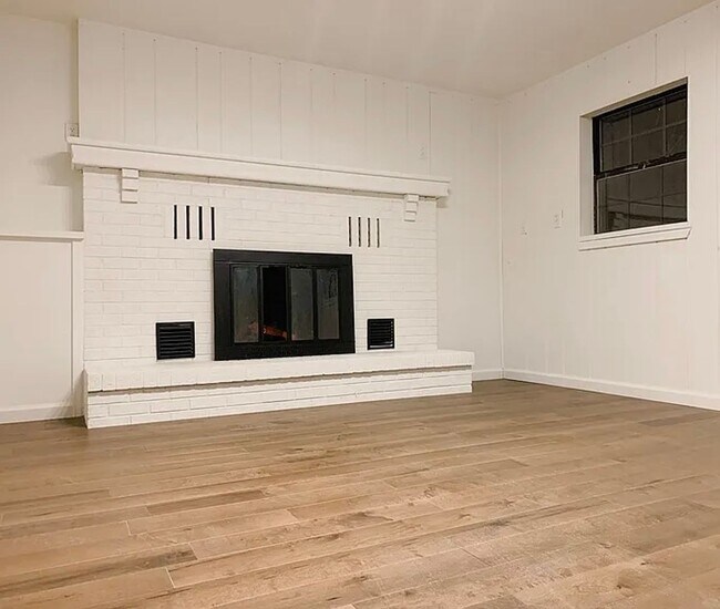 Building Photo - 4BR Tri-Level with Sunroom & Oversized Fenced Yard & 2-Car Garage!