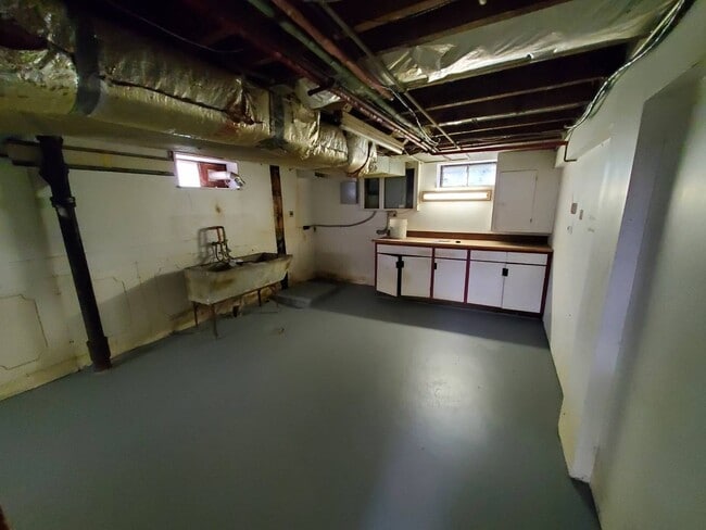Building Photo - Charming 4-Bedroom Property in Prime Location