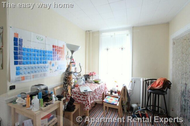 Building Photo - 8 A Forest St