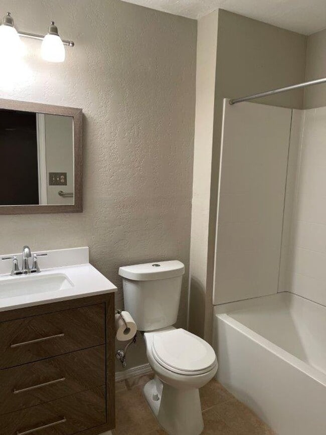 Building Photo - 3 bed 2 baths in Lawton! Cute and cozy hug...