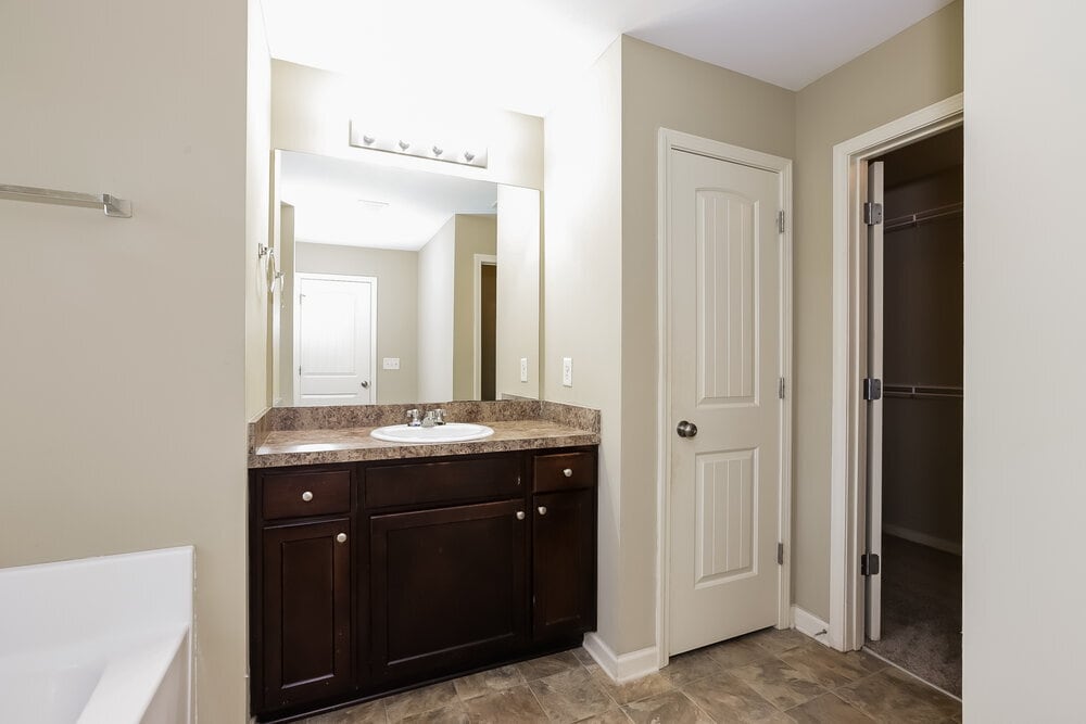 Building Photo - 496 Hill Crest Cir