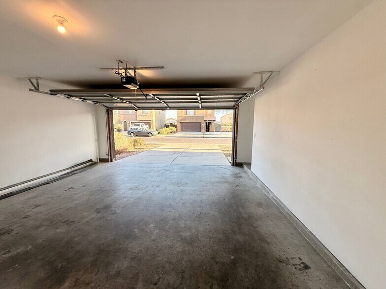 Building Photo - 4614 W Juniper Ave