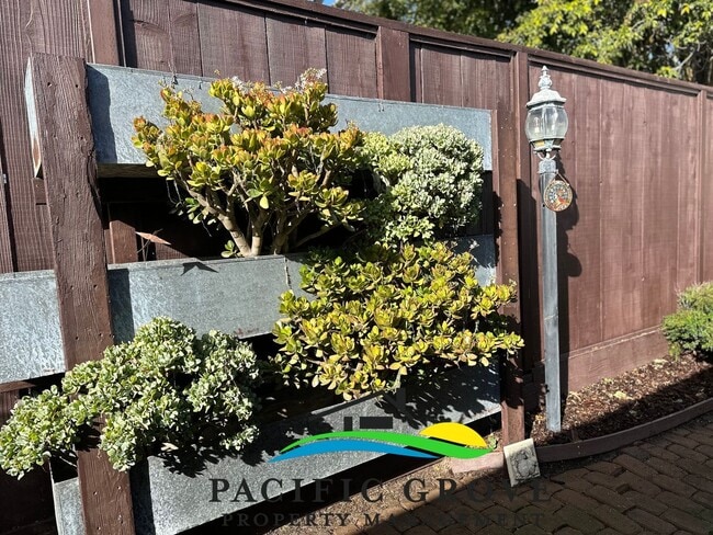 Building Photo - Charming Fully Furnished Updated Two-Bedroom in Pacific Grove!