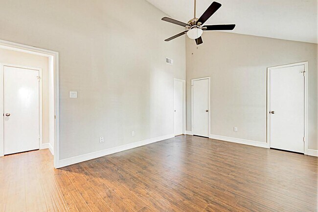 Building Photo - 13830 Hollowgreen Dr