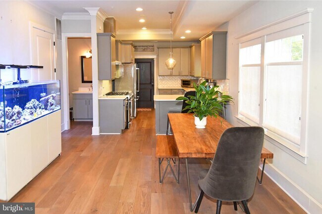 Building Photo - 1540 Levis St NE