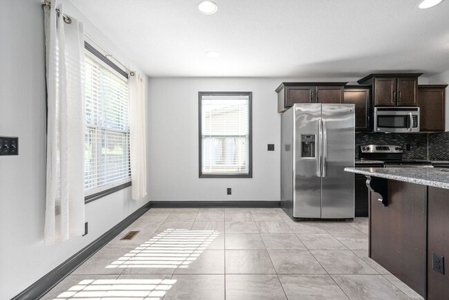 Building Photo - Pet Friendly Three Bedroom with Bonus in R...