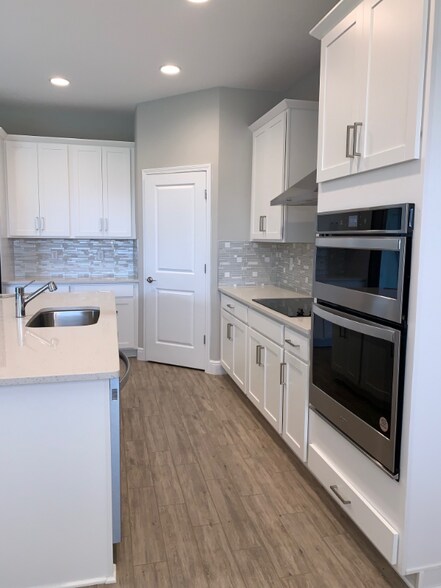 Building Photo - 15247 Lake Lamonia St