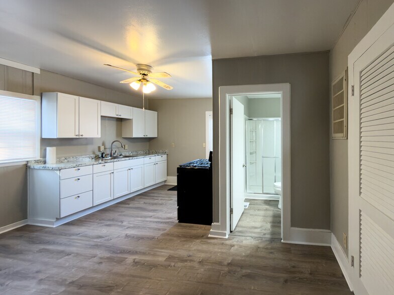 Building Photo - 337 E 15th St