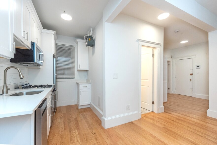 Building Photo - 89 Park Dr