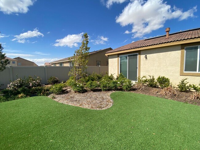 Building Photo - Desert Paradise Near You!