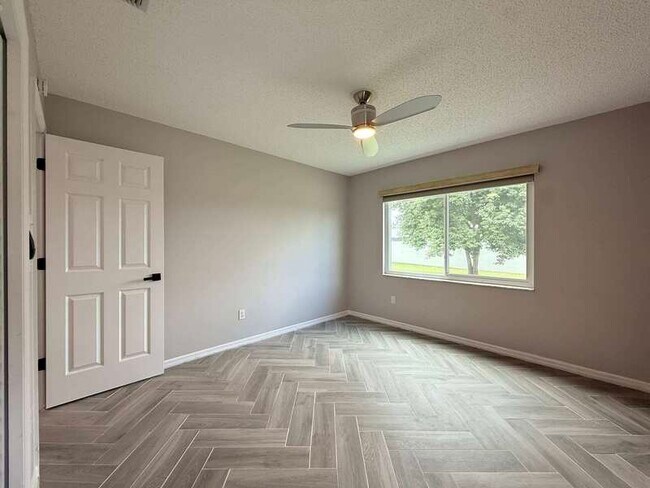 Building Photo - 1347 Overland Dr
