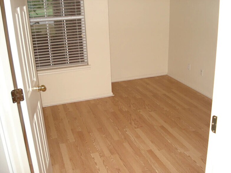 Building Photo - 413 Pinehurst drive